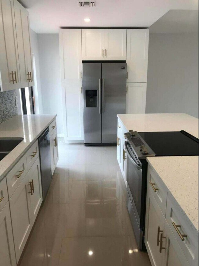 Photo - 560 NE 48th St