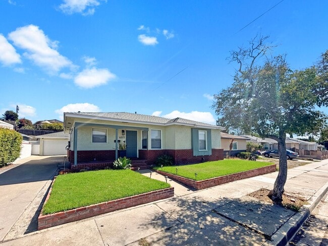 Gorgeous 3B/2BA house w/ Large Backyard, A... - Gorgeous 3B/2BA house w/ Large Backyard, A...