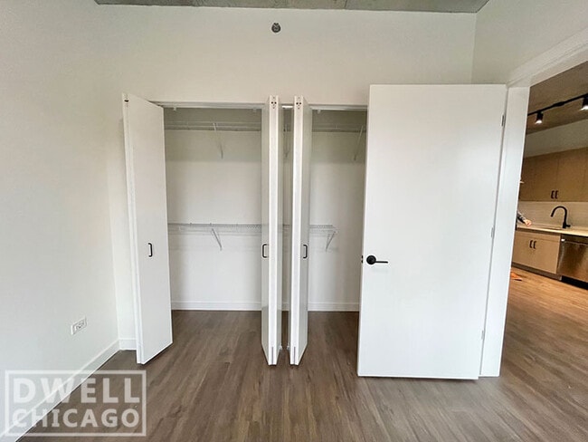 Photo - 400 W Superior St Unit 307