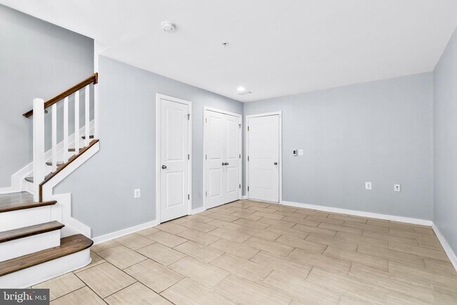 Photo - 1424 Trafalgar Ln