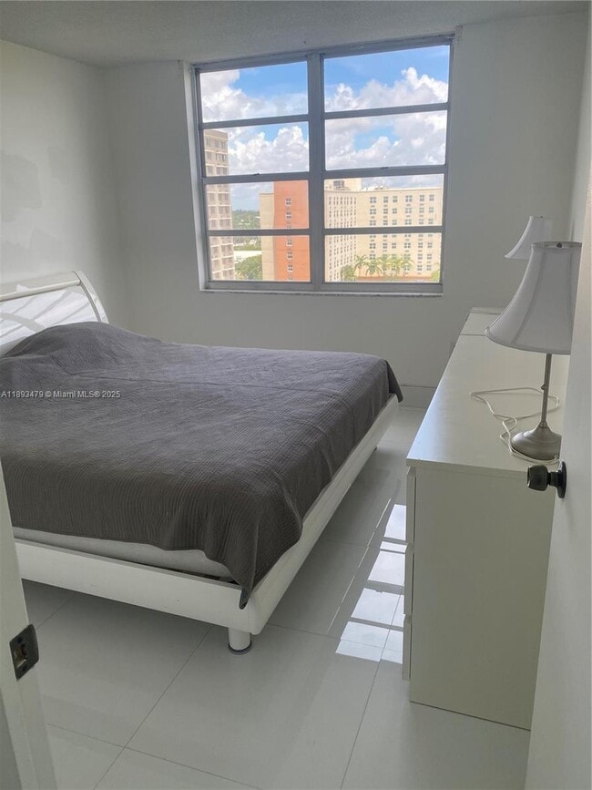 Photo - 2780 NE 183rd St Unidad 909