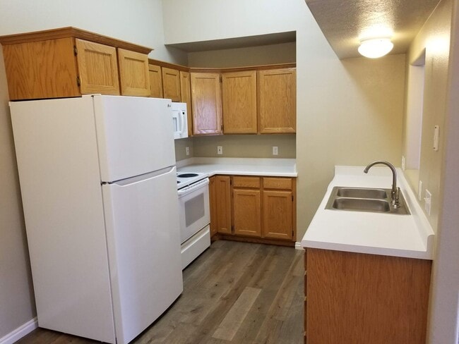 Building Photo - 3 Bed, 2 Bath in Orem - with pool access! Rental