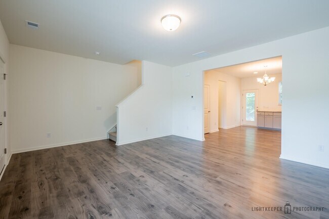 Photo - 215 Banbury Ln