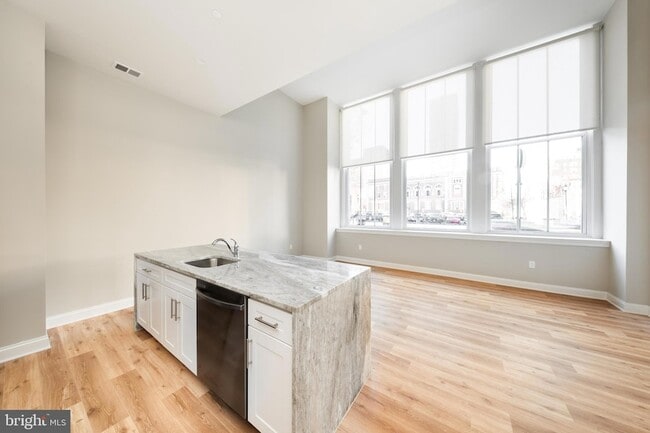 Building Photo - 2121-41-2141 Market St Unit 103