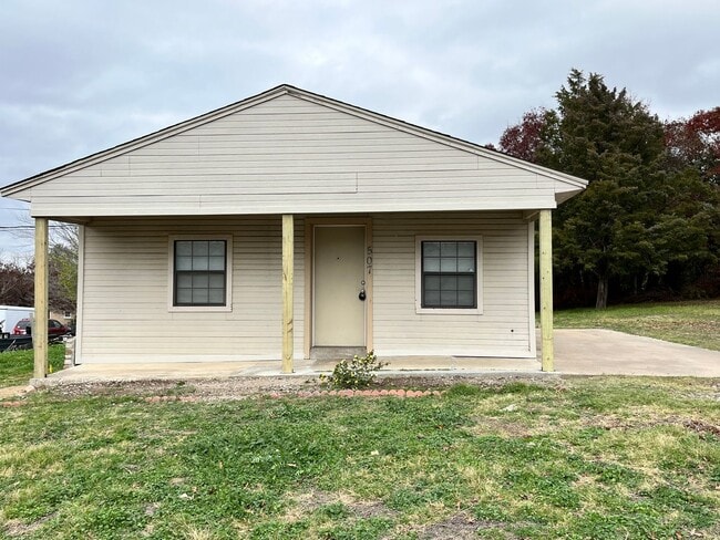 Building Photo - FOR LEASE! Cozy One Bedroom Home With Cent...