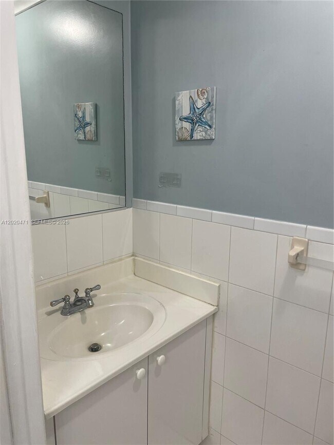 Photo - 655 W 68th St