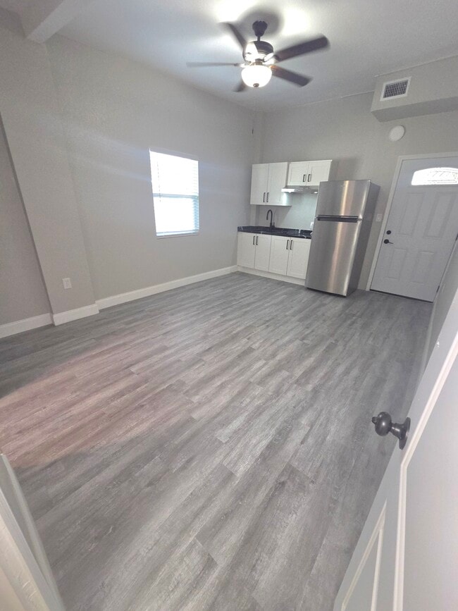 Building Photo - 2410 11th St Unit Studio/Efficiency For Rent