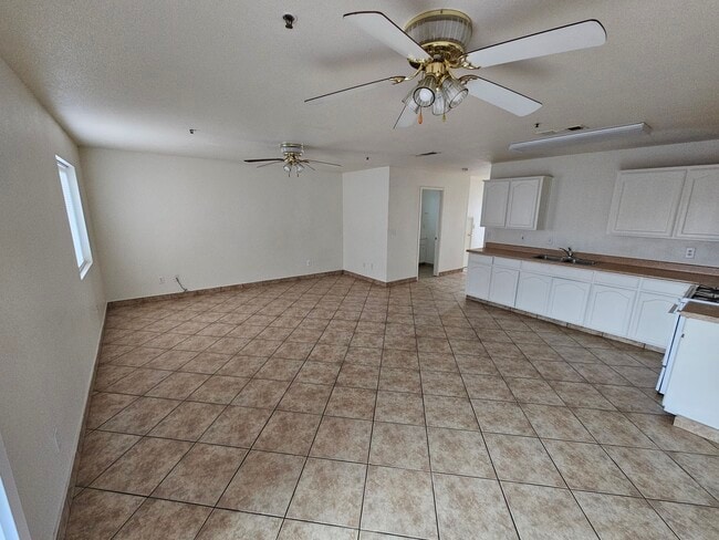 Photo - 744 S Roche St