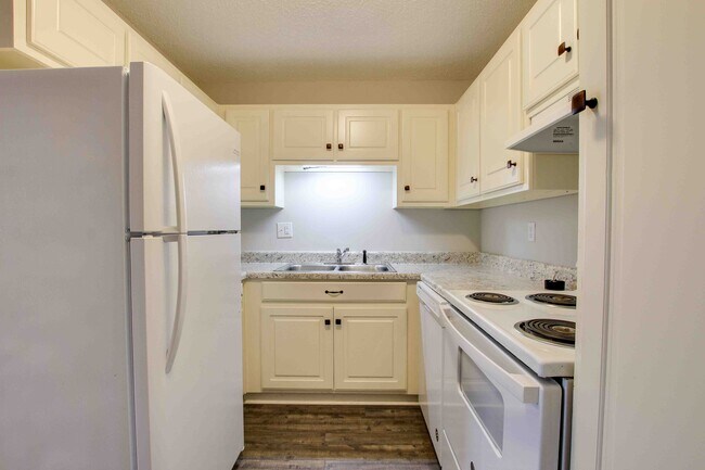 Photo - 403 Rooks St NW