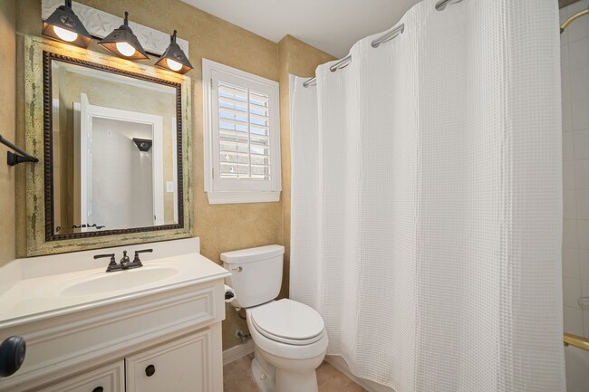 Building Photo - 5007 Cambridge St