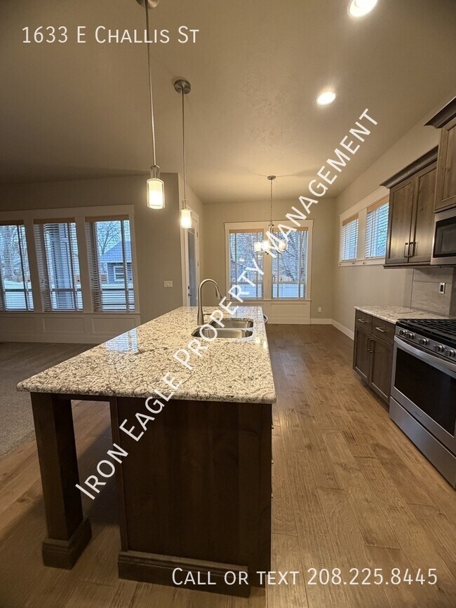 Photo - 1633 E Challis St