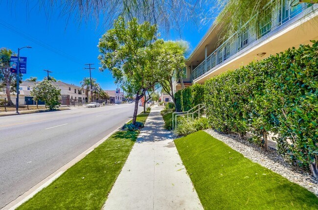 Side view - Secure, Walkable Building Near Crenshaw & ...