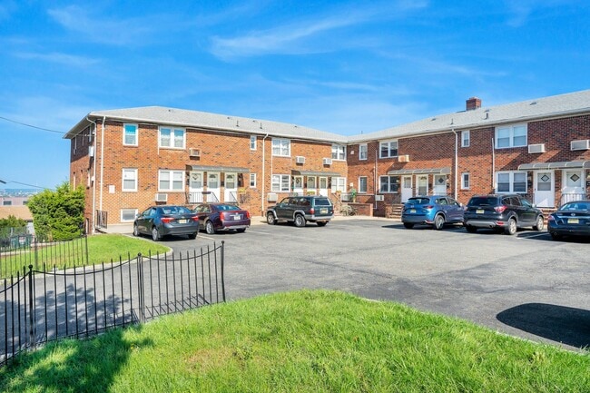 Building Photo - 1400 70th St Unit 18 Rental
