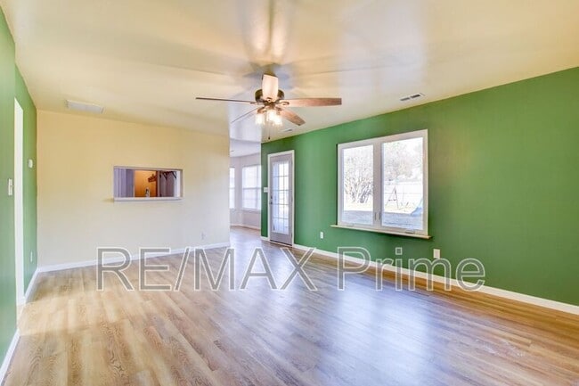 Photo - 214 Jouster Way