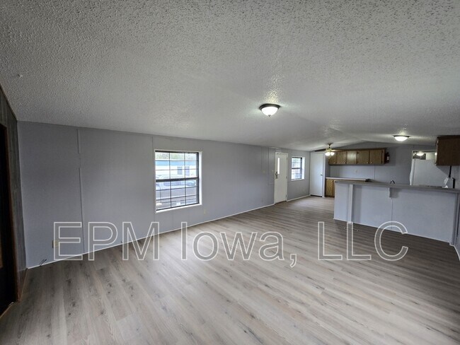 Photo - 700 W Ridgeway Ave