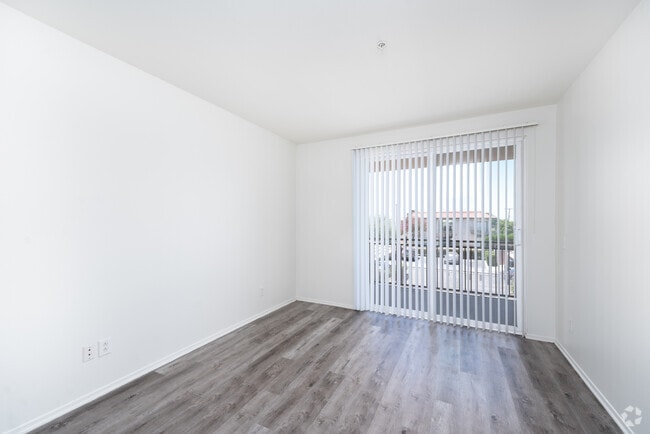 2BR, 2BA - 1007SF - Bedroom