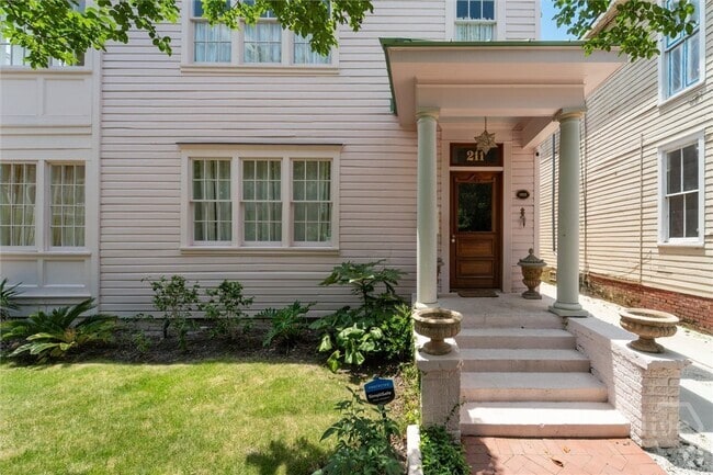 Building Photo - 211 W 40th St Rental