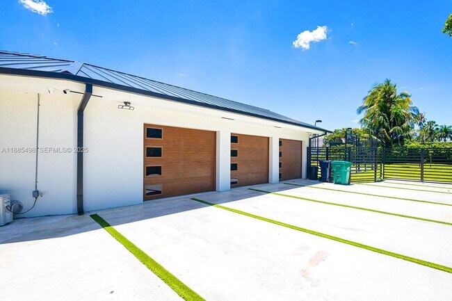 Southwest 89th Place, Miami, FL 33176 - 6 BR 4 BA single-family home