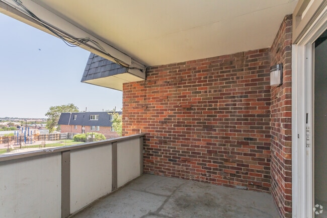 2BR, 1BA - 1100SF - Devonshire Square