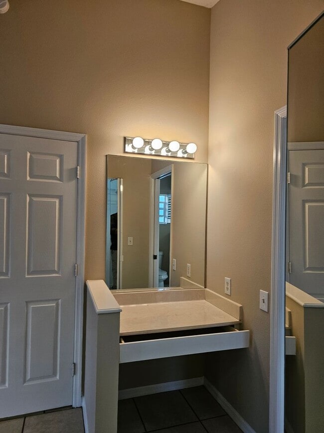 Photo - 627 25th Dr E