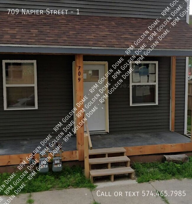 Building Photo - 709 Napier St Unit 1