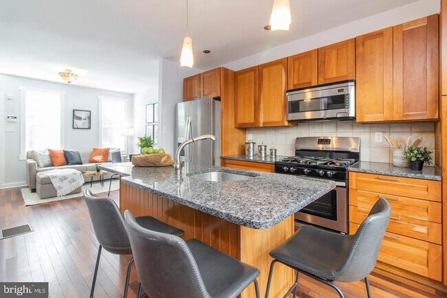 Photo - 1725 Webster St