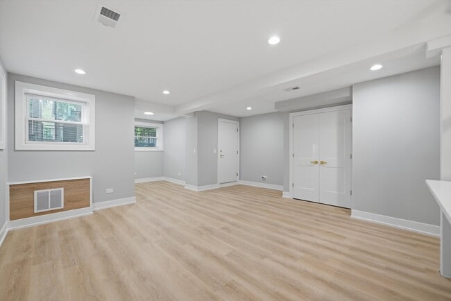 Photo - 2442 W Wilson Ave