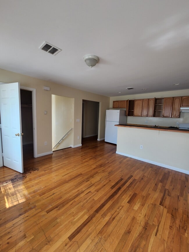 Building Photo - 645 Washington Ave Unit 2 Rental