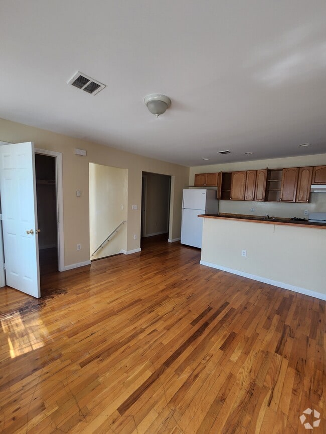 Building Photo - 645 Washington Ave Unit 2 Rental