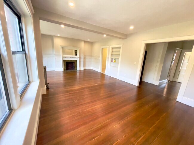 Sala de estar - 1857 Beacon St Unidad 2F