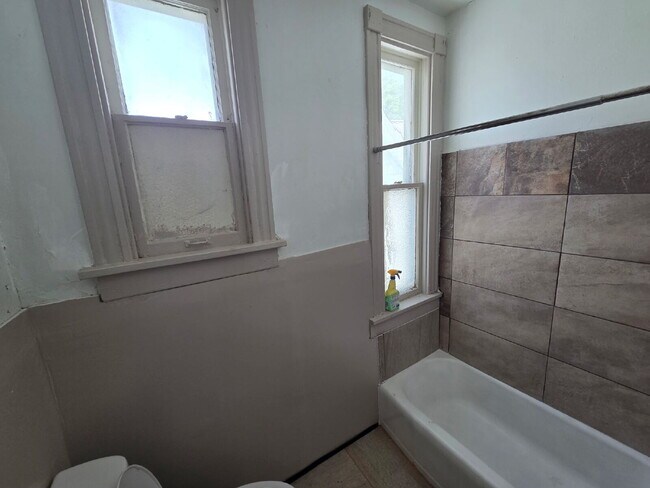 2 Bedroom, 1 Bath Upper Unit