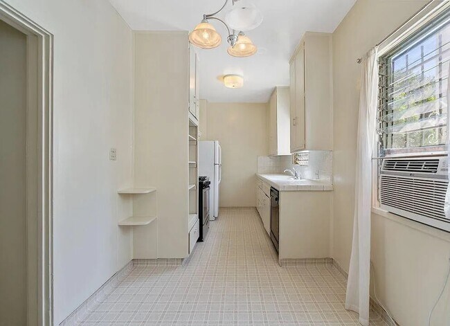 Photo - 5360 Clinton St