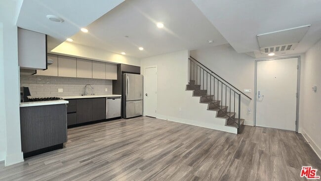 Building Photo - 5030 Rosewood Ave Unit 206 Rental