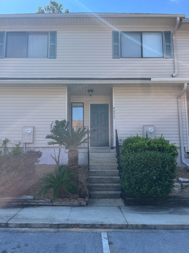 Building Photo - Beautiful Northeast Townhome!