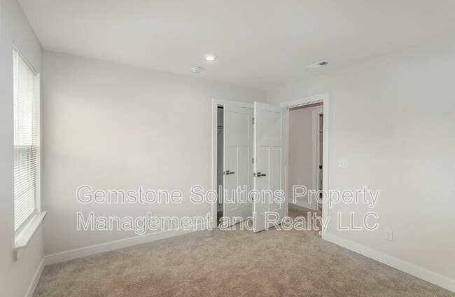 Building Photo - 3301 Somerset Ln