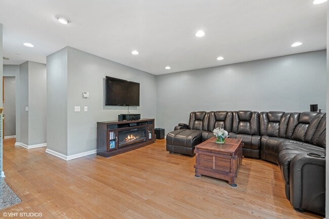 Photo - 1330 N La Salle Dr