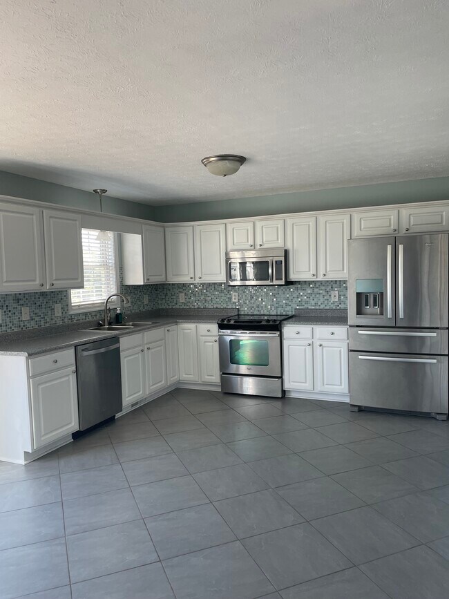 Photo - 696 Wyndhurst Dr