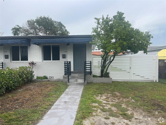 Building Photo - 1367 SW 37th Ave Unit 1365 Rental