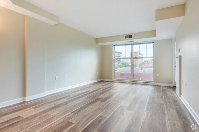 1BR, 1BA - 591SF - Living Room