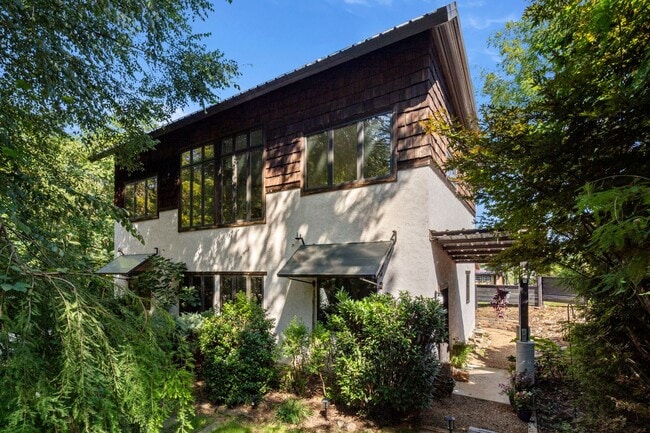 Building Photo - West Asheville Oasis