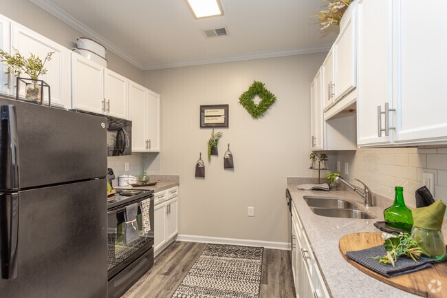 2BR, 2BA - 1075SF - Kitchen