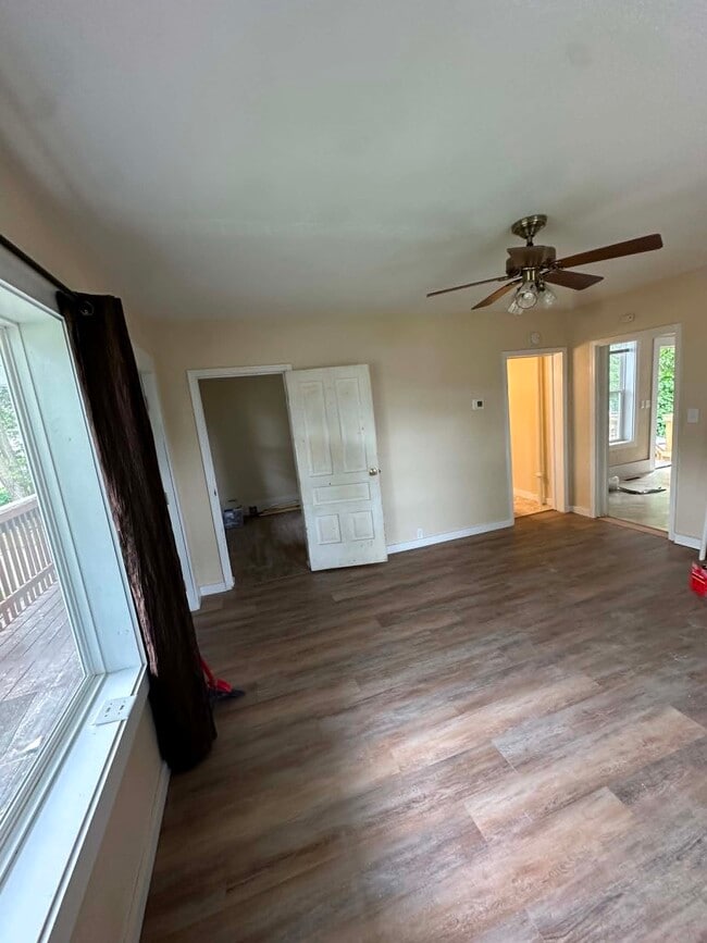 Building Photo - 813 Main St Unit Updated 3 bedroom apartment with 2 Car Garage