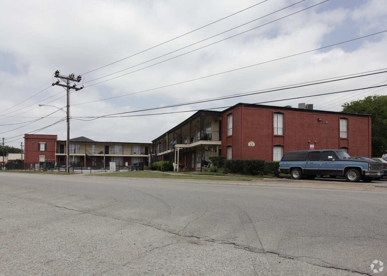 Chateau Creole - Quarters on Red Bluff
