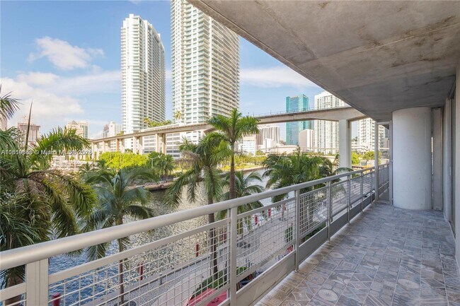 Photo - 690 SW 1st Ct Unidad 405 Rental