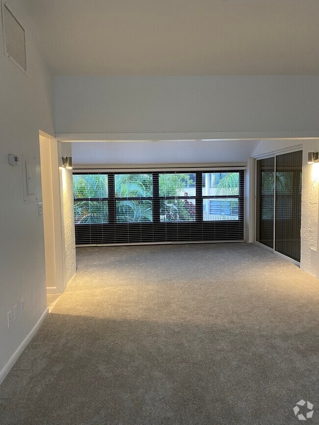 Building Photo - 1401 NE 14th Ct Unit O-11 Rental
