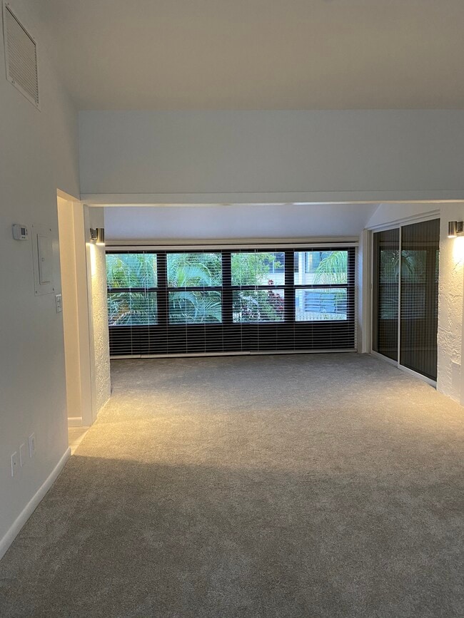Building Photo - 1401 NE 14th Ct Unit O-11 Rental