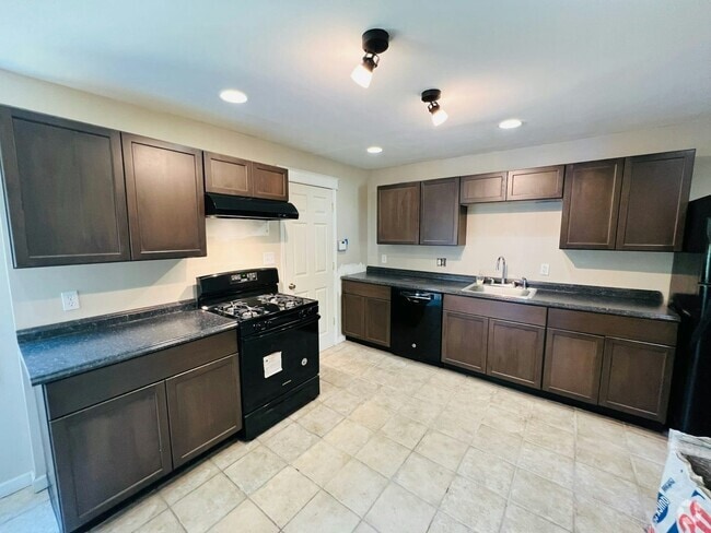 Building Photo - 165 Sharpe St Rental