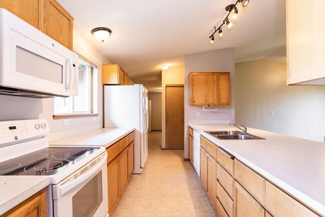 Photo - Charming 3-Bedroom Home in Redmond: Spacious Yard & Prime Location!
