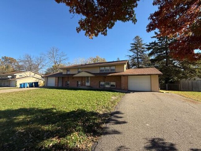 Building Photo - 6040 Hemlock Ln N