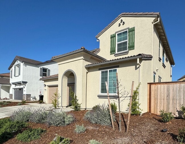 Building Photo - NEWER SOLAR HOME – 4 Bed / 3 Bath + Loft | 2,800 Sq Ft  SEE VIDEO